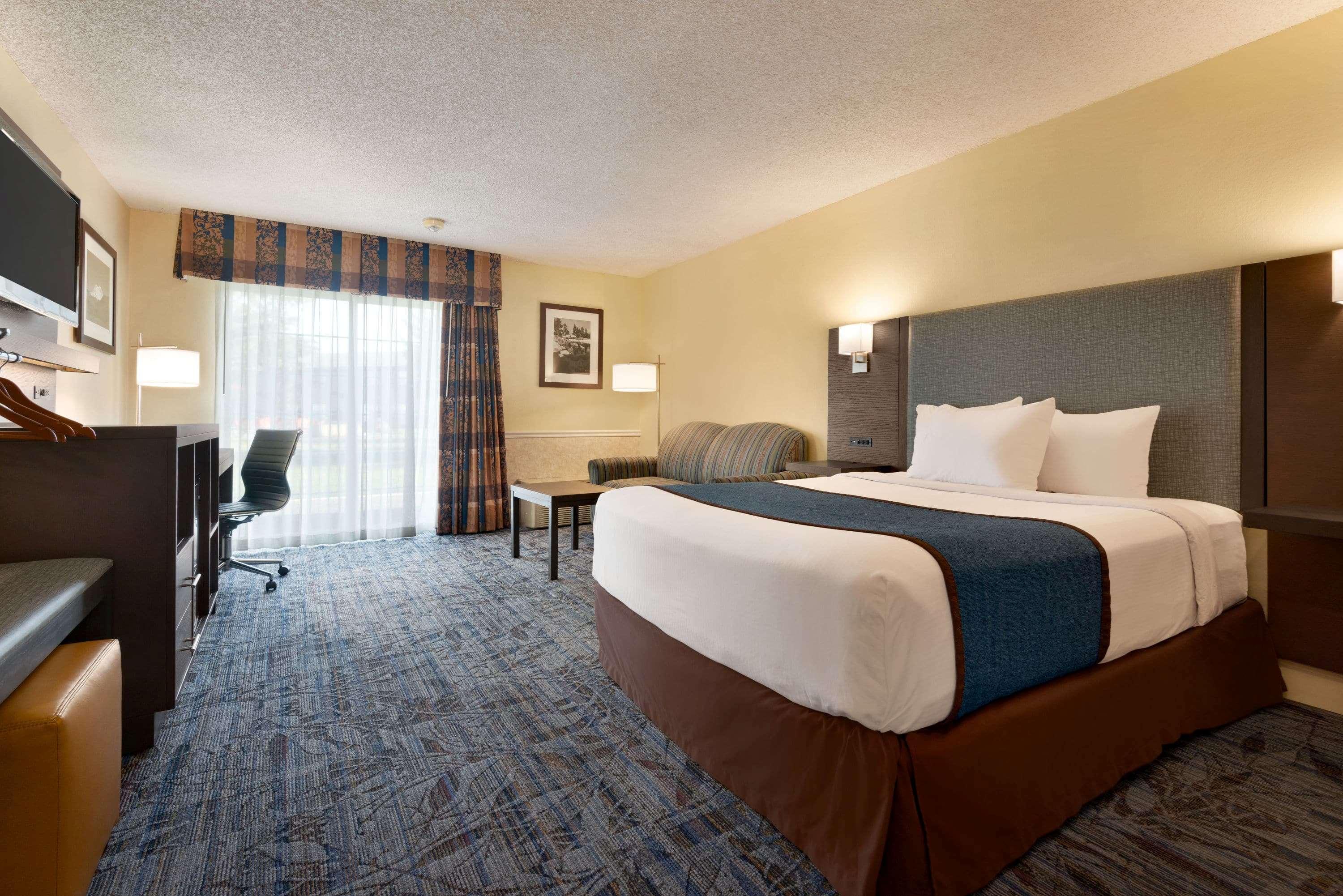Hotel Ramada By Wyndham Airport 3*